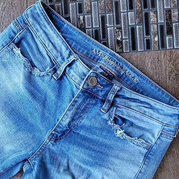 AMERICAN EAGLE Jegging Jeans Light Wash Distessed Holes Women's Size 6 - Picture 2 of 12